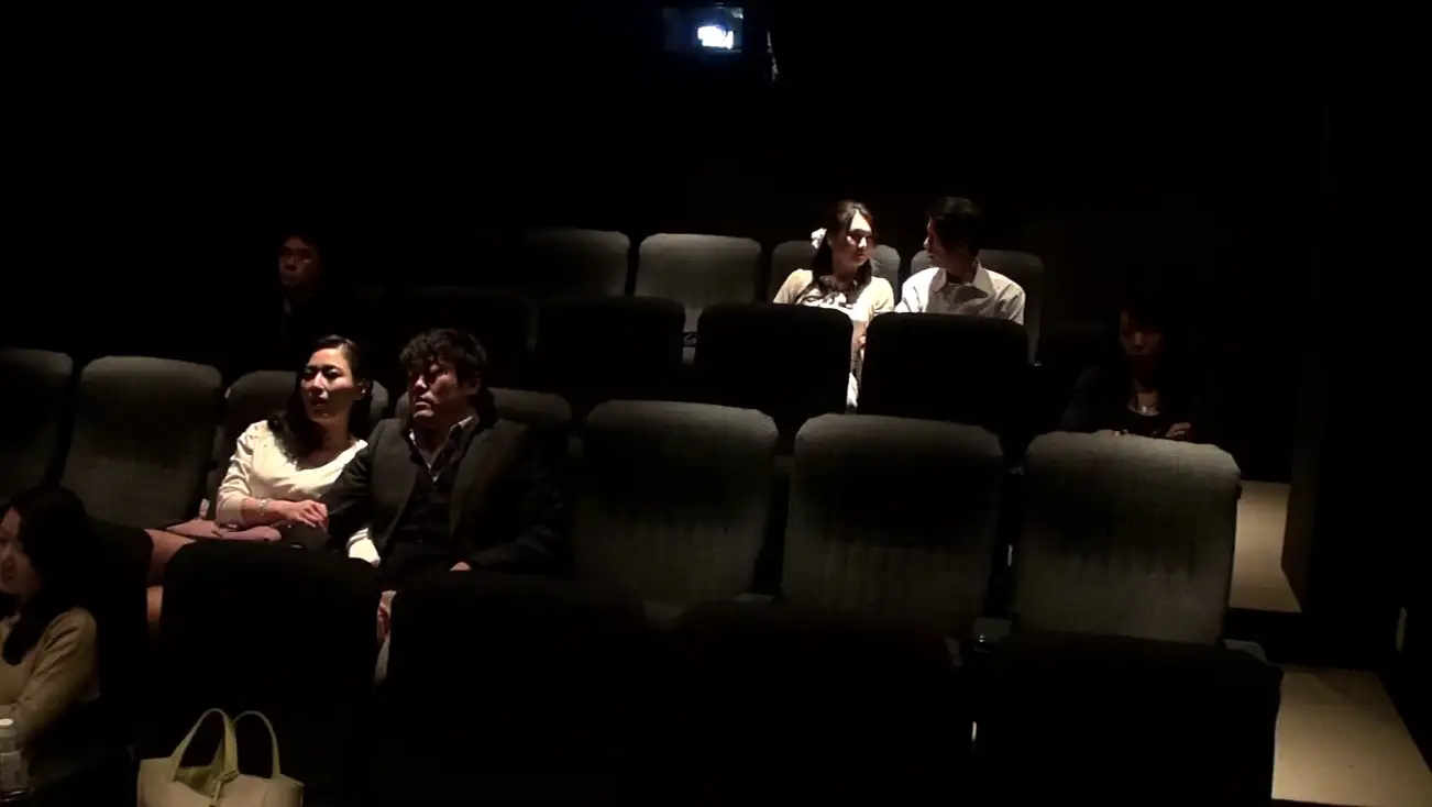 映画館で欲情する人妻の詳細ページ